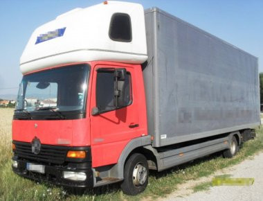 Μετέφεραν 14 μετανάστες σε ειδικά διαμορφωμένη κρύπτη φορτηγού (φωτό)